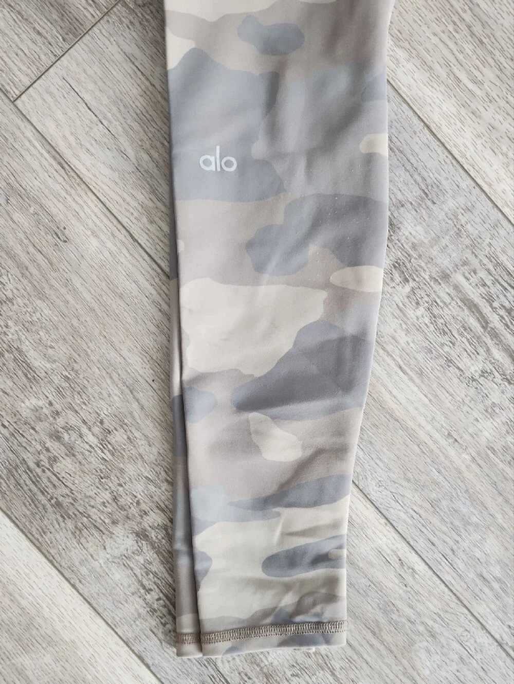 Alo XS Workout Leggings in Soft Camo Print